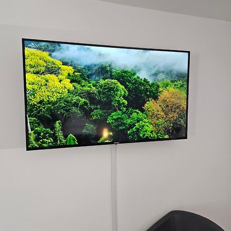 Modern Homes - Voll Ausgestatte Wohnung - Balkon - Hotelbetten - 4K Tv - Wlan โมเออร์ส ภายนอก รูปภาพ