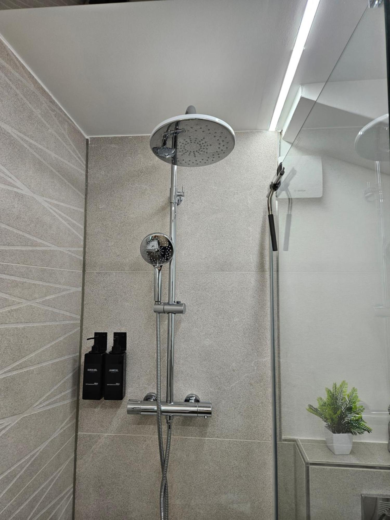 Modern Homes - Voll Ausgestatte Wohnung - Balkon - Hotelbetten - 4K Tv - Wlan โมเออร์ส ภายนอก รูปภาพ