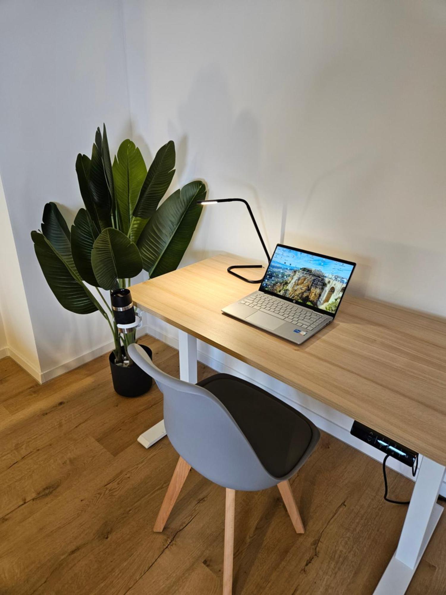 Modern Homes - Voll Ausgestatte Wohnung - Balkon - Hotelbetten - 4K Tv - Wlan โมเออร์ส ภายนอก รูปภาพ