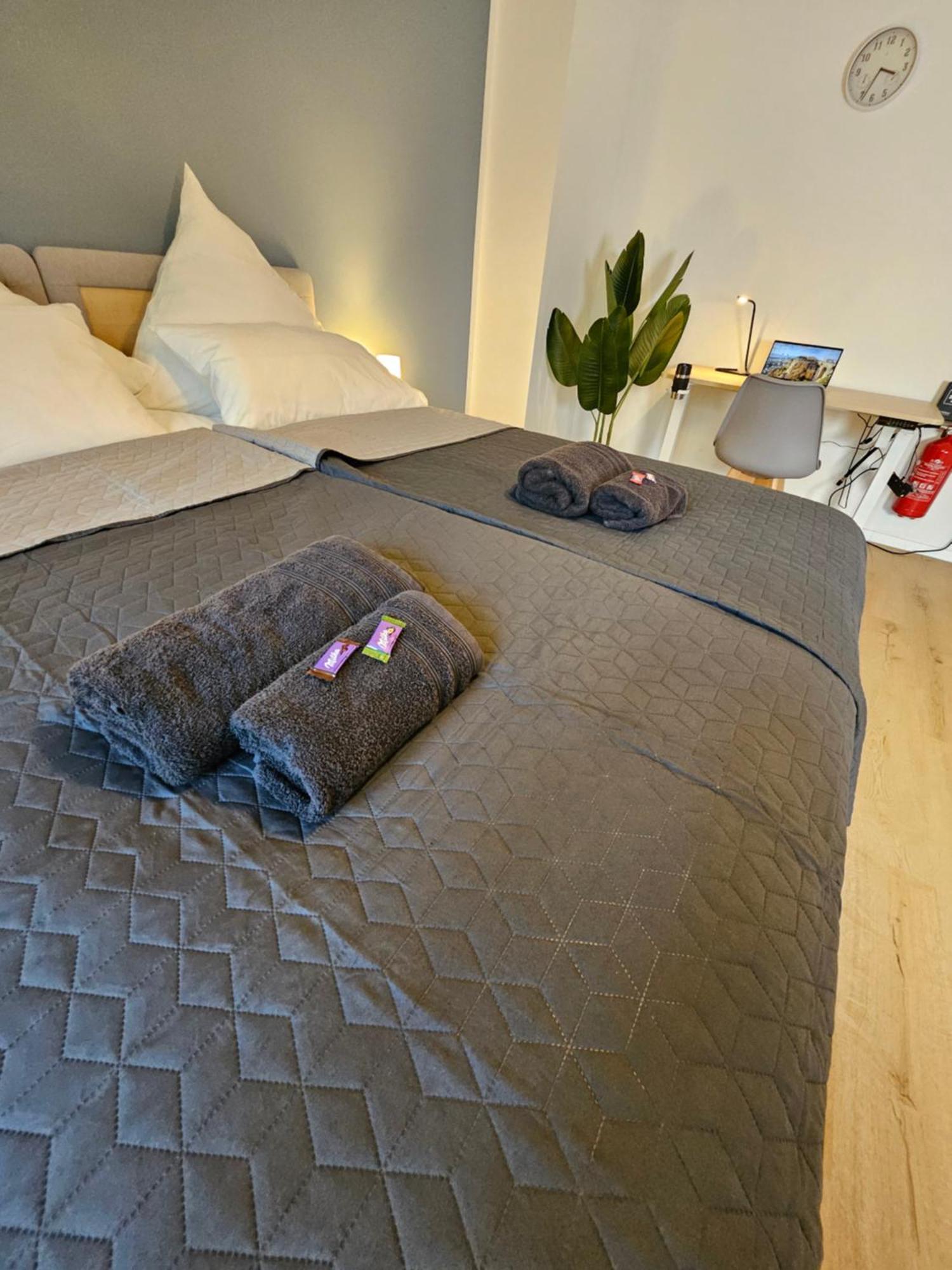 Modern Homes - Voll Ausgestatte Wohnung - Balkon - Hotelbetten - 4K Tv - Wlan โมเออร์ส ภายนอก รูปภาพ