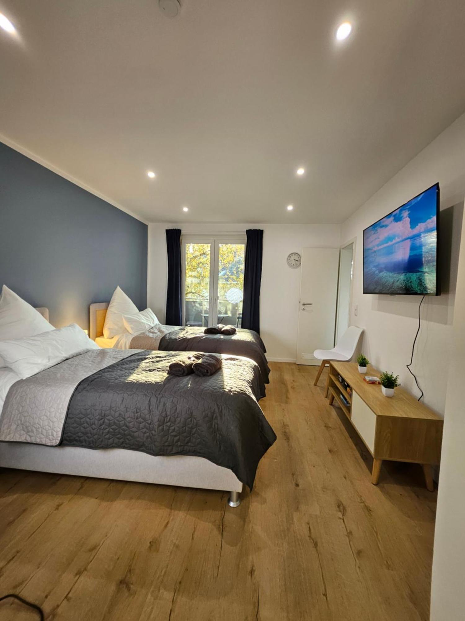 Modern Homes - Voll Ausgestatte Wohnung - Balkon - Hotelbetten - 4K Tv - Wlan โมเออร์ส ภายนอก รูปภาพ