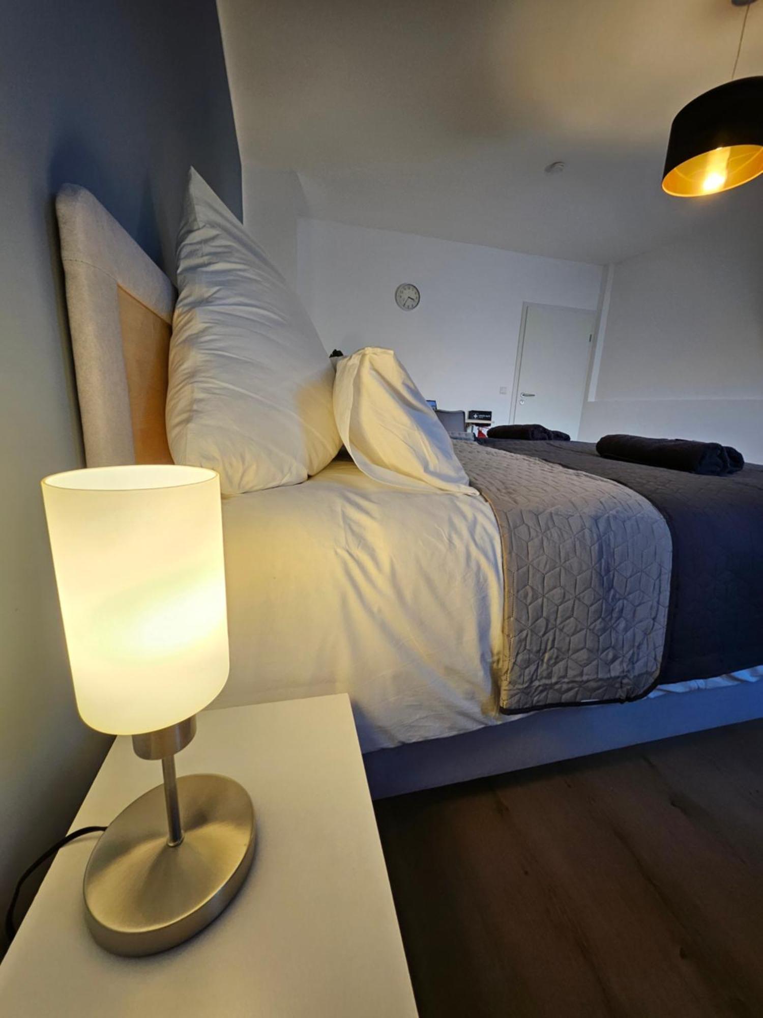 Modern Homes - Voll Ausgestatte Wohnung - Balkon - Hotelbetten - 4K Tv - Wlan โมเออร์ส ภายนอก รูปภาพ