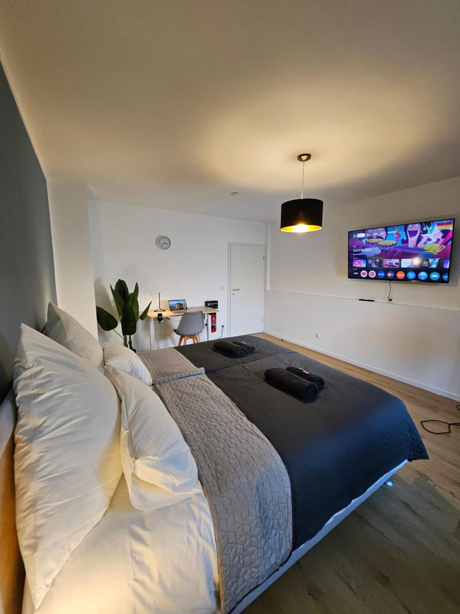 Modern Homes - Voll Ausgestatte Wohnung - Balkon - Hotelbetten - 4K Tv - Wlan โมเออร์ส ภายนอก รูปภาพ