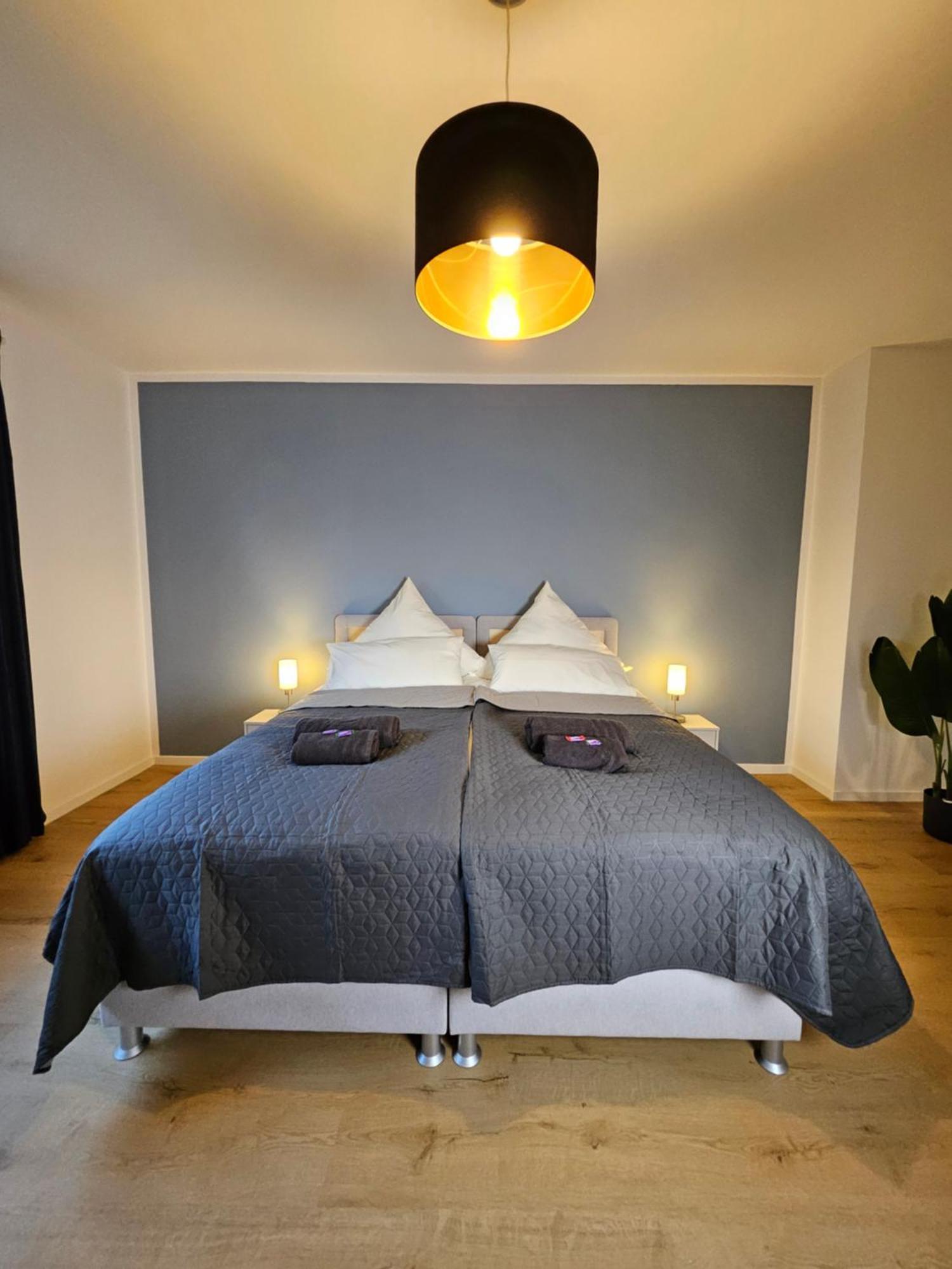 Modern Homes - Voll Ausgestatte Wohnung - Balkon - Hotelbetten - 4K Tv - Wlan โมเออร์ส ภายนอก รูปภาพ