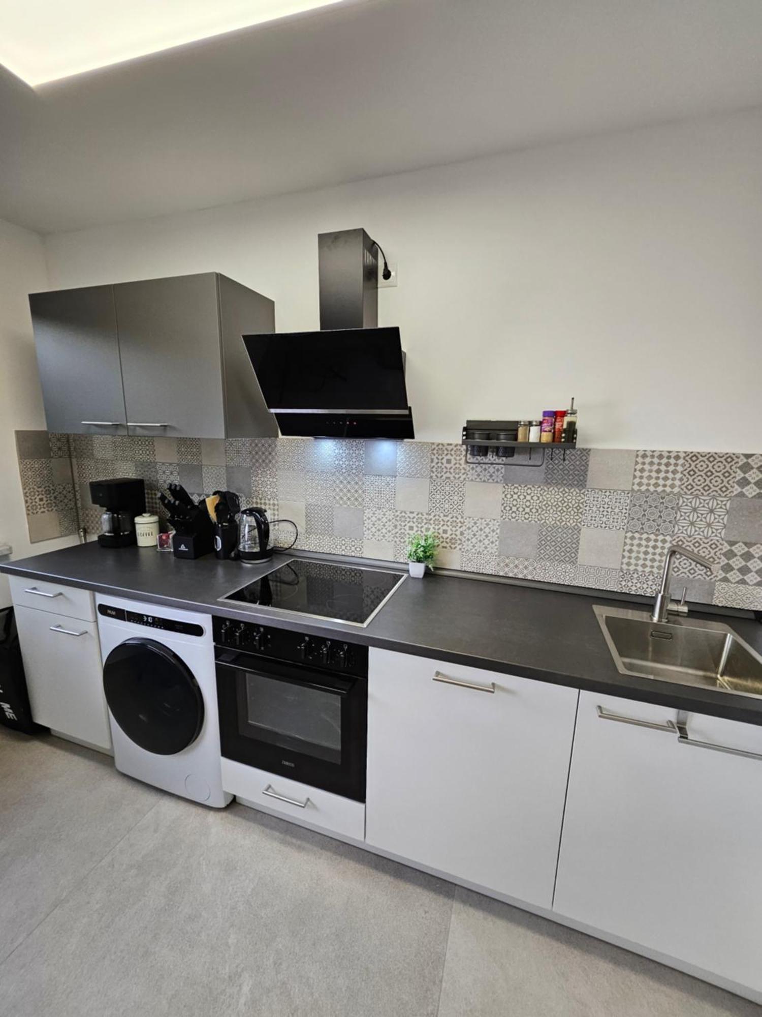 Modern Homes - Voll Ausgestatte Wohnung - Balkon - Hotelbetten - 4K Tv - Wlan โมเออร์ส ภายนอก รูปภาพ