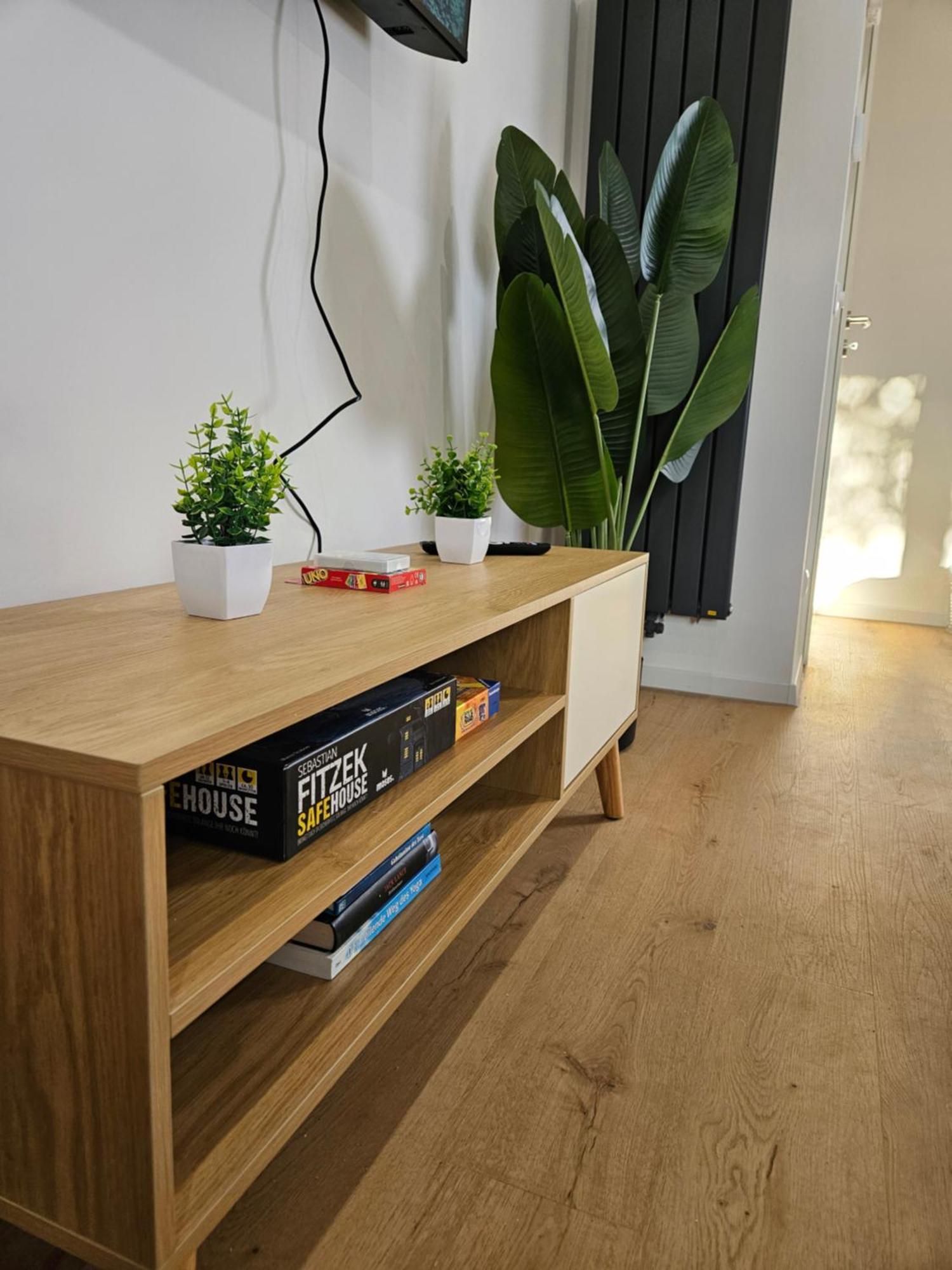 Modern Homes - Voll Ausgestatte Wohnung - Balkon - Hotelbetten - 4K Tv - Wlan โมเออร์ส ภายนอก รูปภาพ