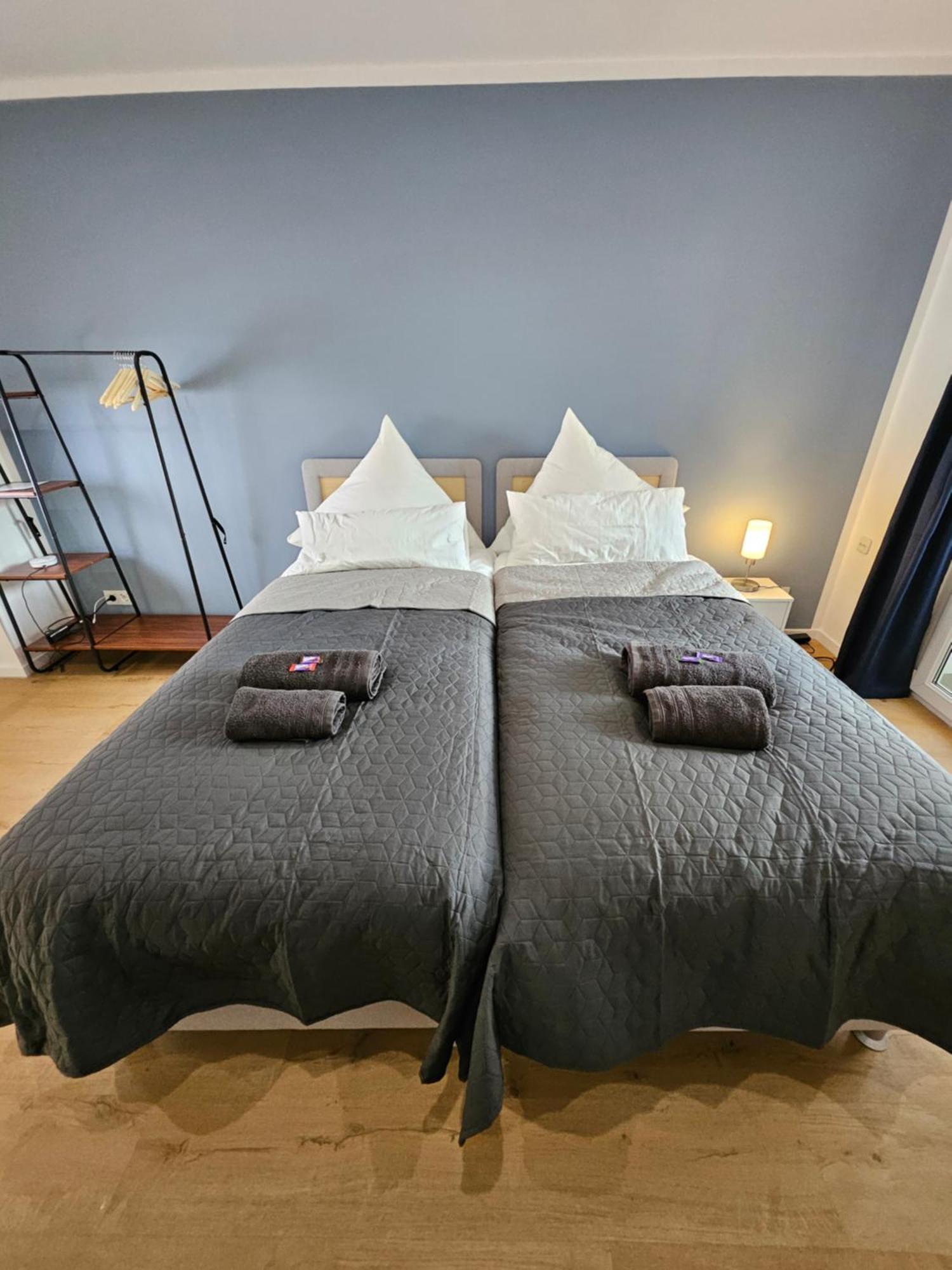 Modern Homes - Voll Ausgestatte Wohnung - Balkon - Hotelbetten - 4K Tv - Wlan โมเออร์ส ภายนอก รูปภาพ