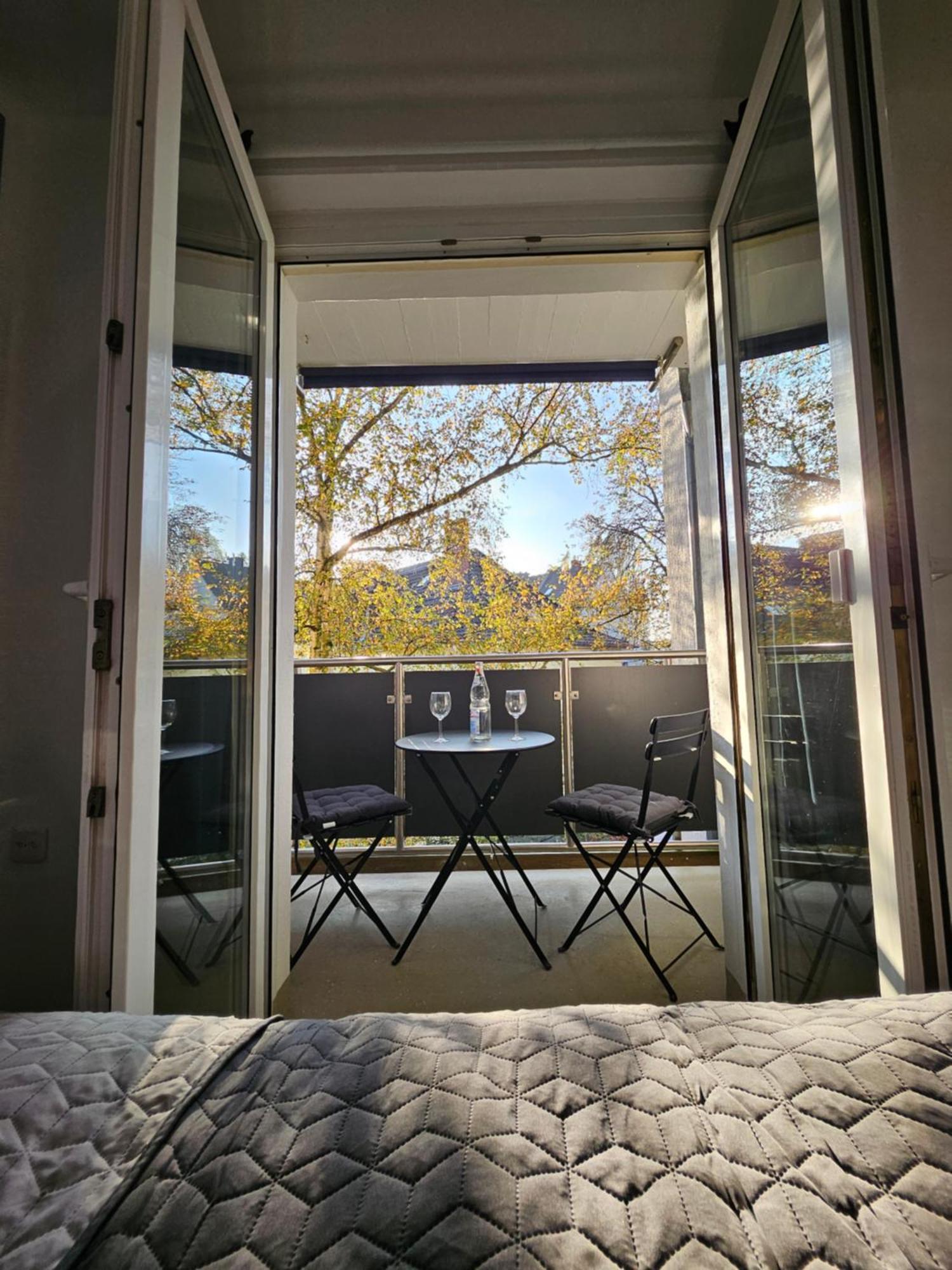 Modern Homes - Voll Ausgestatte Wohnung - Balkon - Hotelbetten - 4K Tv - Wlan โมเออร์ส ภายนอก รูปภาพ