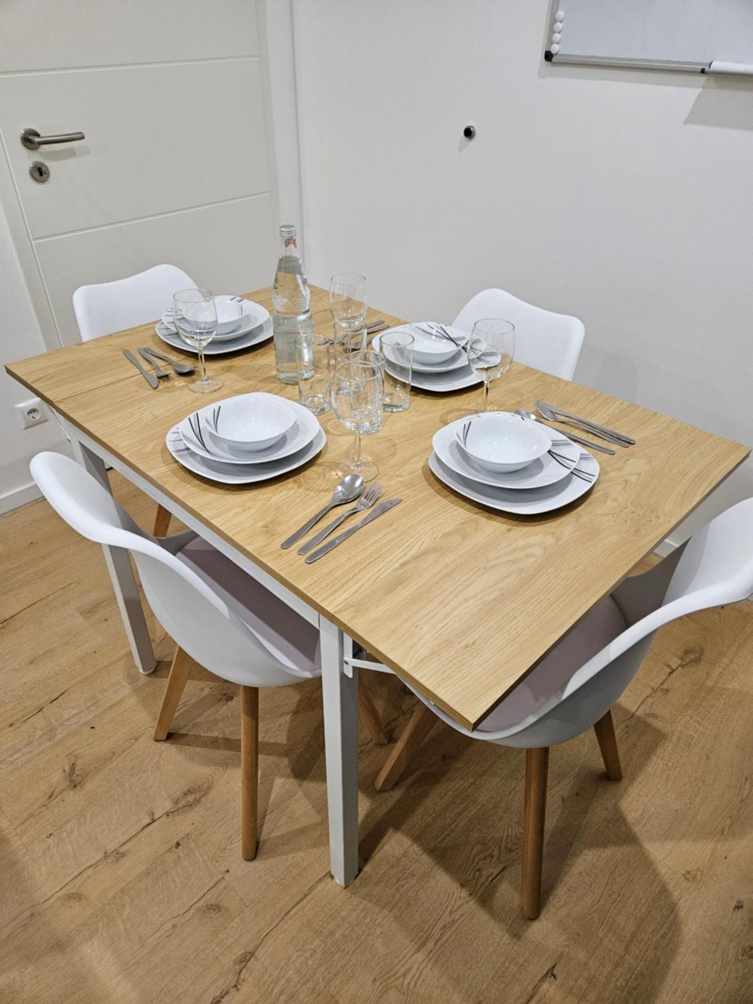 Modern Homes - Voll Ausgestatte Wohnung - Balkon - Hotelbetten - 4K Tv - Wlan โมเออร์ส ภายนอก รูปภาพ