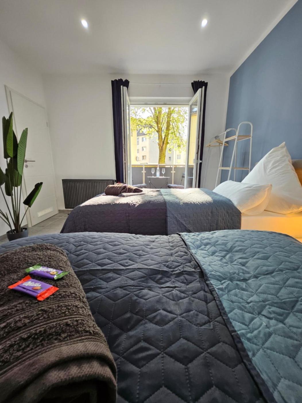 Modern Homes - Voll Ausgestatte Wohnung - Balkon - Hotelbetten - 4K Tv - Wlan โมเออร์ส ภายนอก รูปภาพ