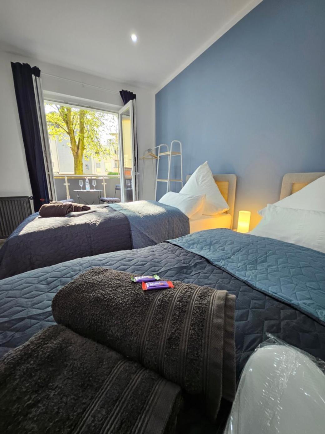 Modern Homes - Voll Ausgestatte Wohnung - Balkon - Hotelbetten - 4K Tv - Wlan โมเออร์ส ภายนอก รูปภาพ