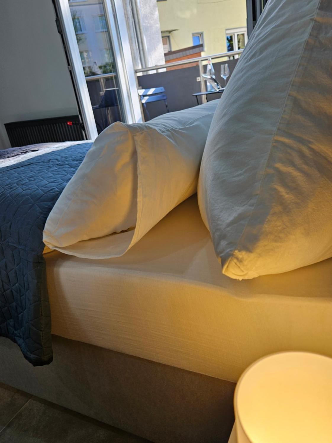 Modern Homes - Voll Ausgestatte Wohnung - Balkon - Hotelbetten - 4K Tv - Wlan โมเออร์ส ภายนอก รูปภาพ