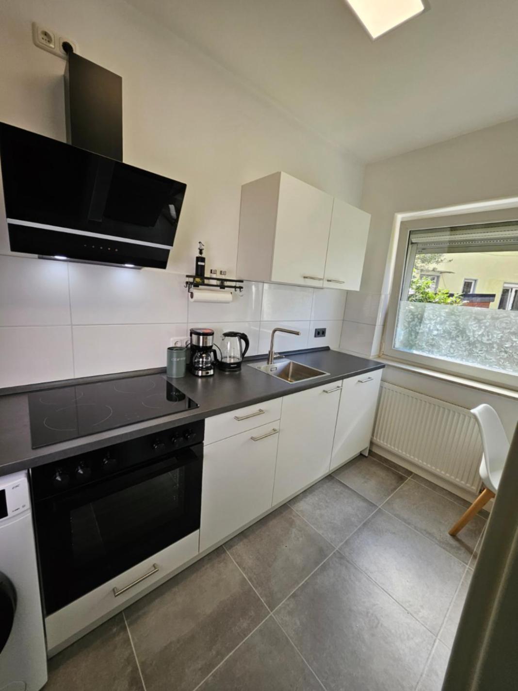 Modern Homes - Voll Ausgestatte Wohnung - Balkon - Hotelbetten - 4K Tv - Wlan โมเออร์ส ภายนอก รูปภาพ