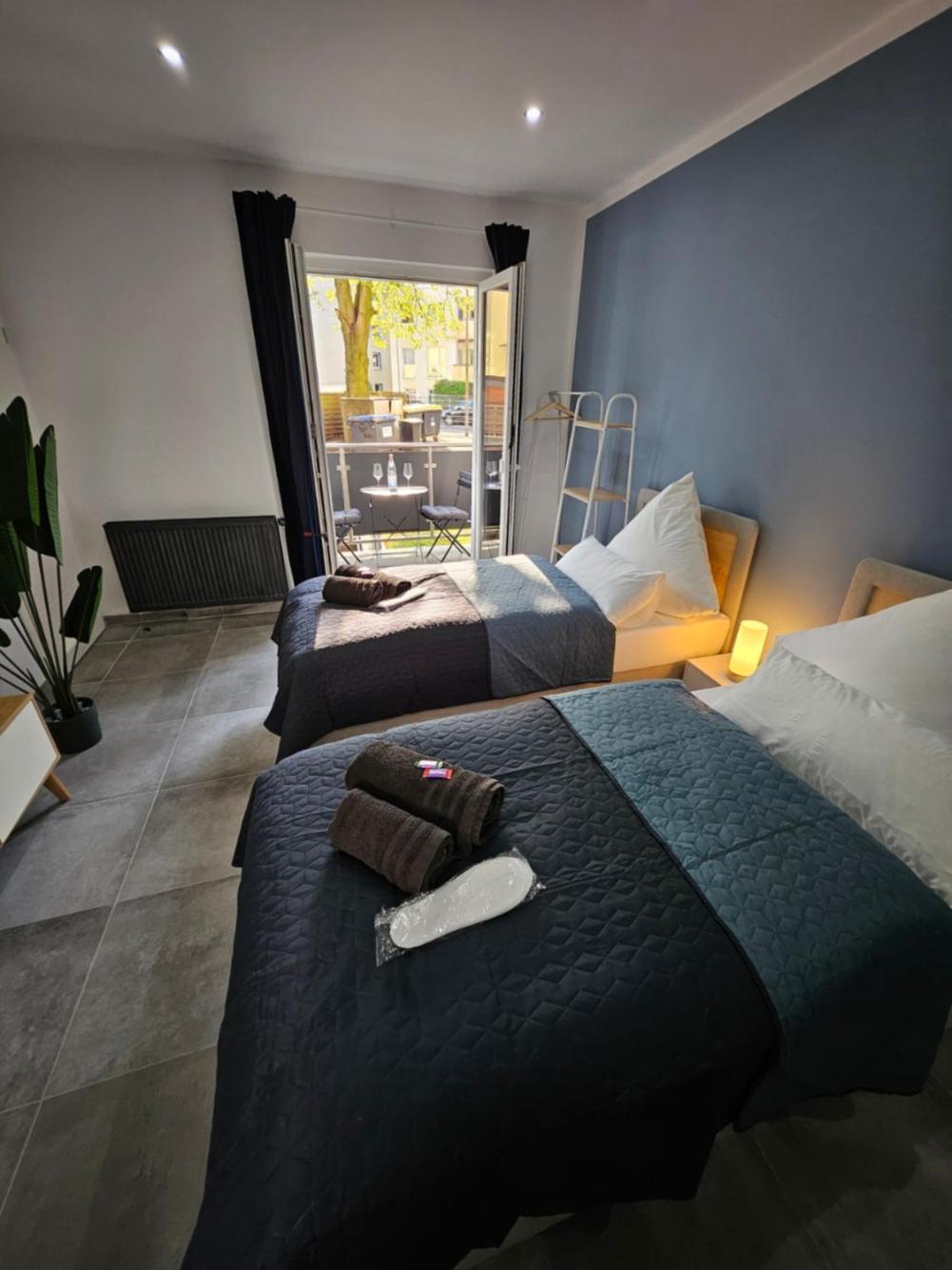 Modern Homes - Voll Ausgestatte Wohnung - Balkon - Hotelbetten - 4K Tv - Wlan โมเออร์ส ภายนอก รูปภาพ