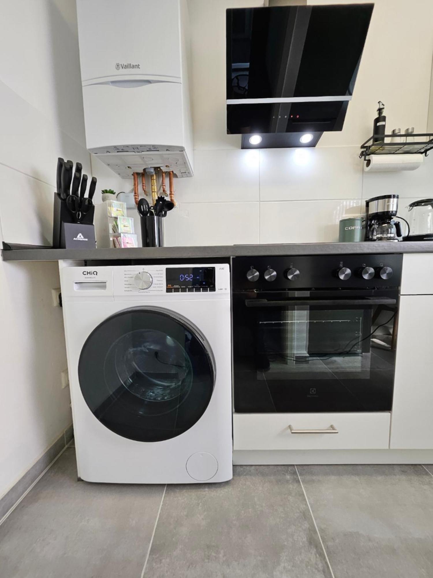 Modern Homes - Voll Ausgestatte Wohnung - Balkon - Hotelbetten - 4K Tv - Wlan โมเออร์ส ภายนอก รูปภาพ