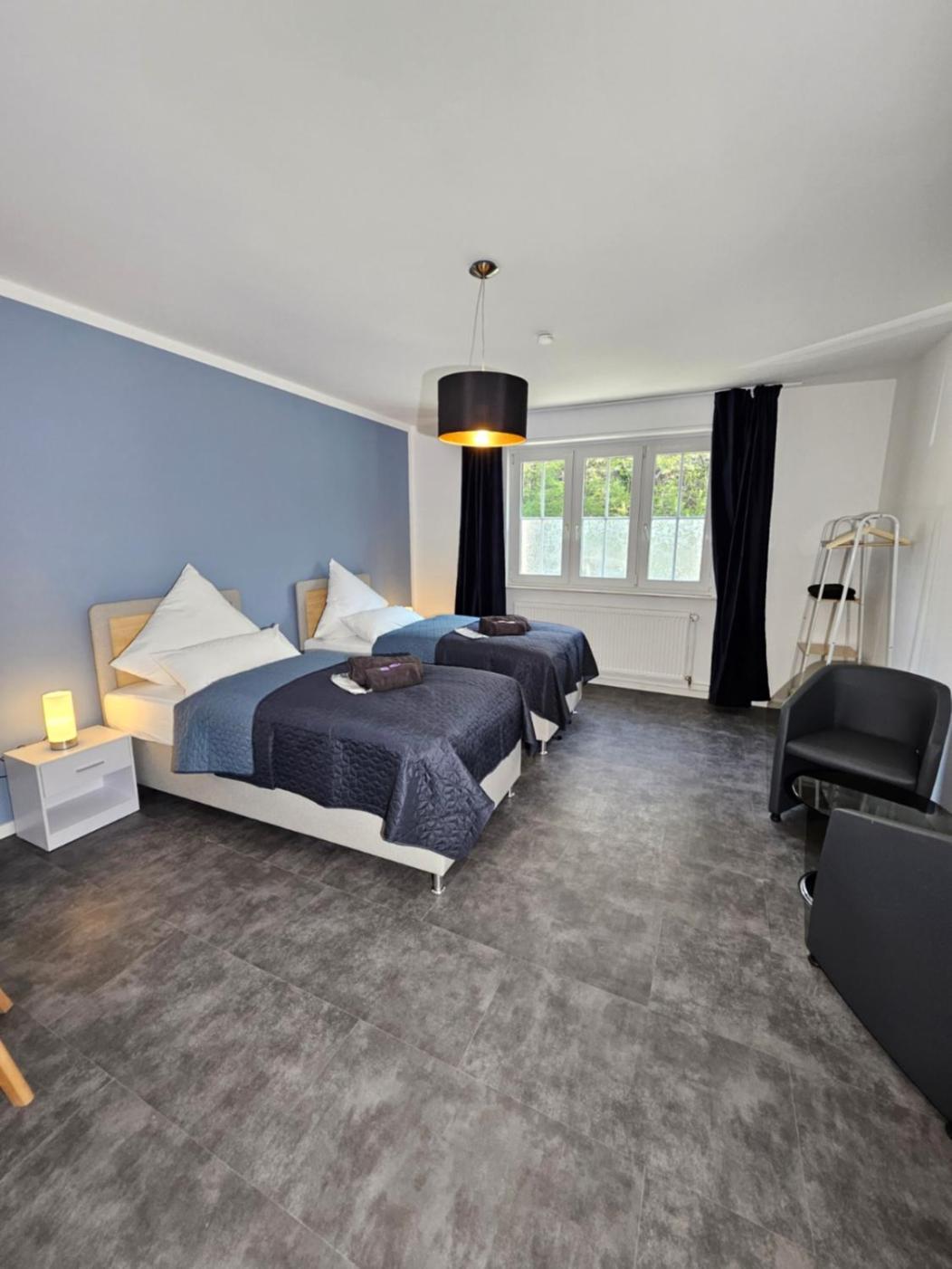 Modern Homes - Voll Ausgestatte Wohnung - Balkon - Hotelbetten - 4K Tv - Wlan โมเออร์ส ภายนอก รูปภาพ