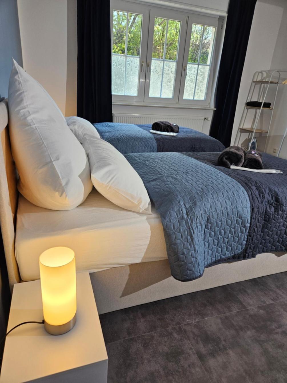 Modern Homes - Voll Ausgestatte Wohnung - Balkon - Hotelbetten - 4K Tv - Wlan โมเออร์ส ภายนอก รูปภาพ