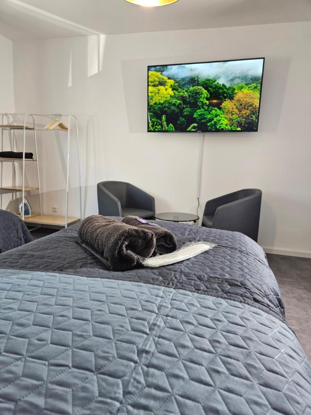 Modern Homes - Voll Ausgestatte Wohnung - Balkon - Hotelbetten - 4K Tv - Wlan โมเออร์ส ภายนอก รูปภาพ