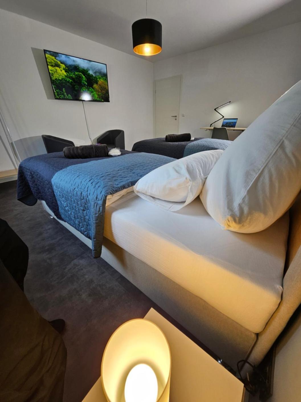 Modern Homes - Voll Ausgestatte Wohnung - Balkon - Hotelbetten - 4K Tv - Wlan โมเออร์ส ภายนอก รูปภาพ