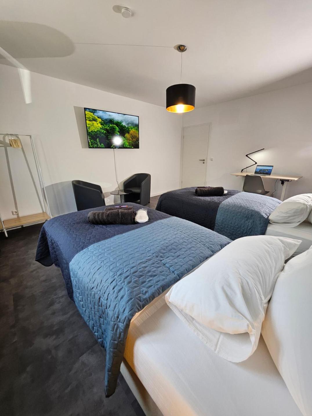 Modern Homes - Voll Ausgestatte Wohnung - Balkon - Hotelbetten - 4K Tv - Wlan โมเออร์ส ภายนอก รูปภาพ