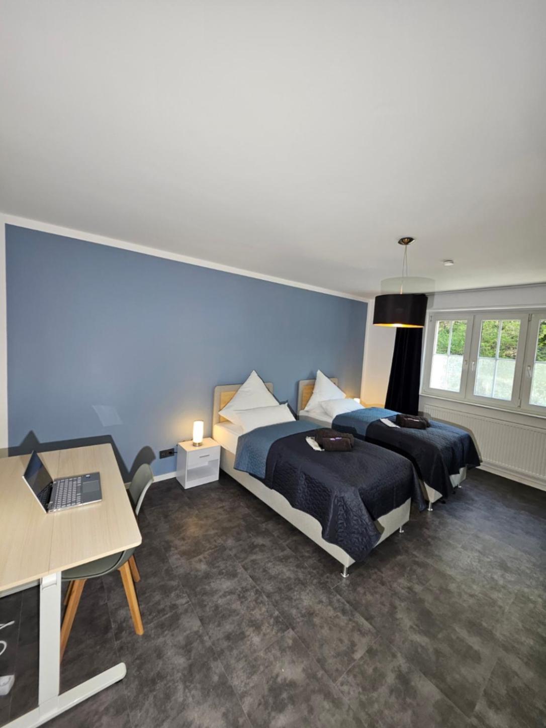 Modern Homes - Voll Ausgestatte Wohnung - Balkon - Hotelbetten - 4K Tv - Wlan โมเออร์ส ภายนอก รูปภาพ