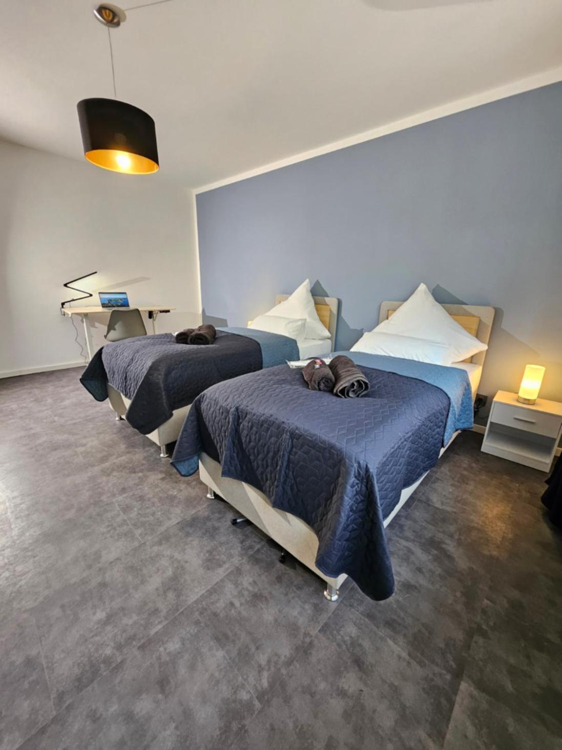 Modern Homes - Voll Ausgestatte Wohnung - Balkon - Hotelbetten - 4K Tv - Wlan โมเออร์ส ภายนอก รูปภาพ