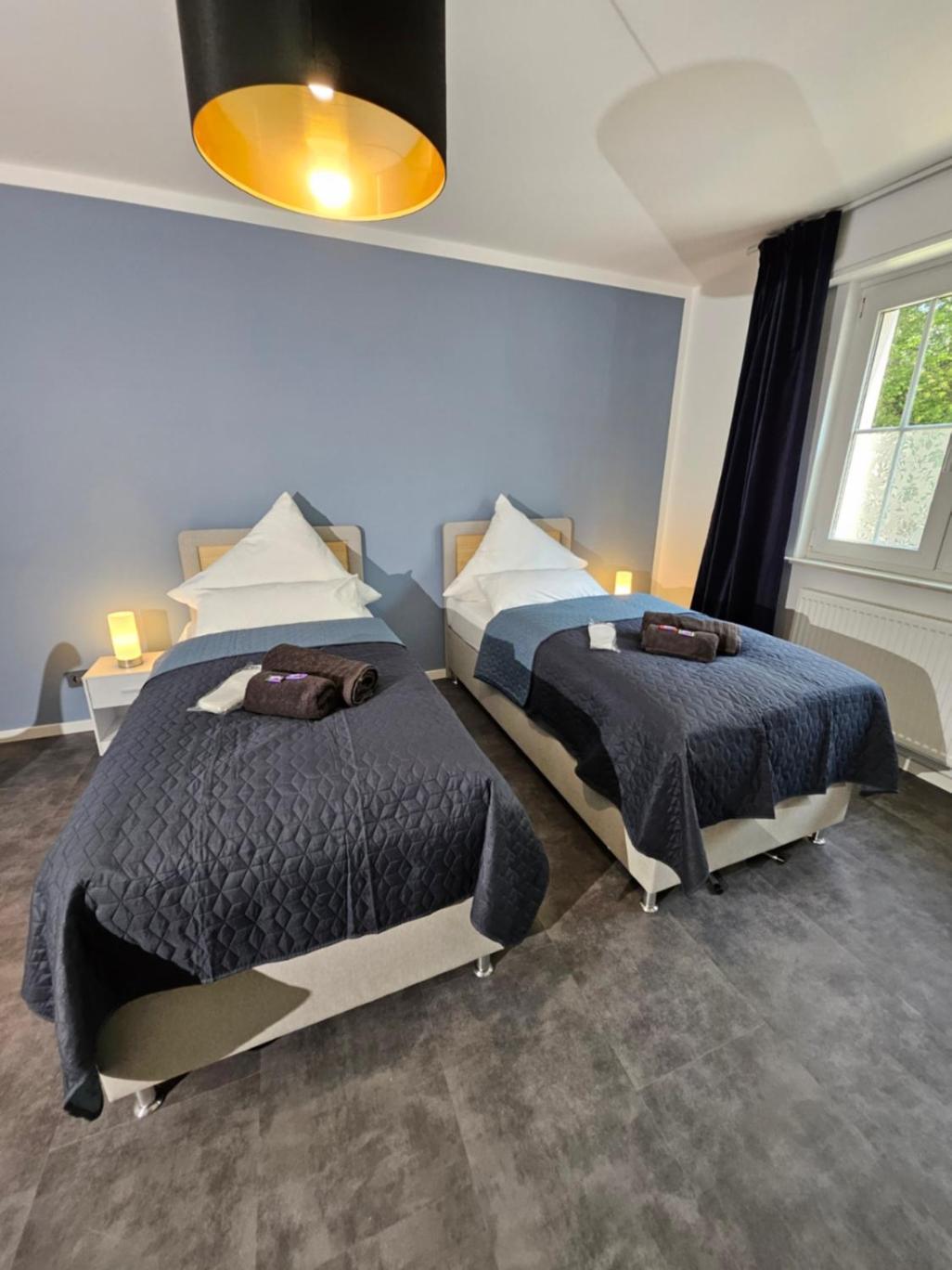 Modern Homes - Voll Ausgestatte Wohnung - Balkon - Hotelbetten - 4K Tv - Wlan โมเออร์ส ภายนอก รูปภาพ
